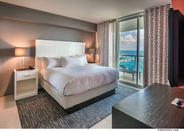 Suite - 1 King 2 Queen Beds, Non-Smoking, Bayview, Two Bedrooms, Full Kitchen, Balcony, Living Room