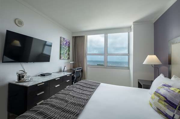 1 King Bed, Non-Smoking, Bayview, Flat Screen Television, Safe, Work Desk, Mini Bar