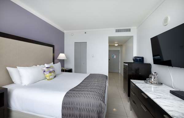 1 King Bed, Non-Smoking, Bayview, Flat Screen Television, Safe, Work Desk, Mini Bar