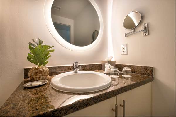 1 King Bed, Non-Smoking, City View, Flat Screen Television, Safe, Work Desk, Mini Bar