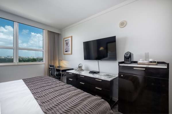 1 King Bed, Non-Smoking, City View, Flat Screen Television, Safe, Work Desk, Mini Bar