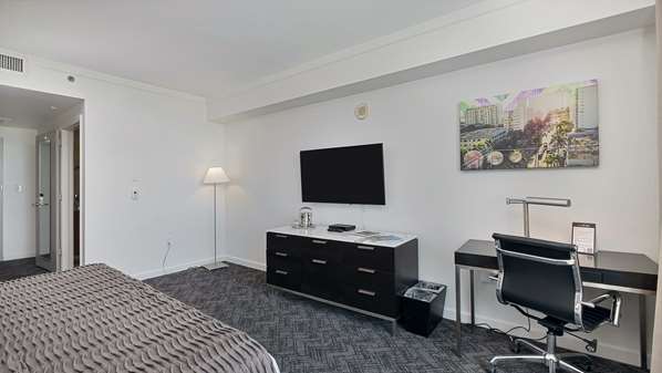 Accessible - 1 King, Mobility Accessible, Roll In Shower, City View, Balcony, Kitchenette, Non-Smoking