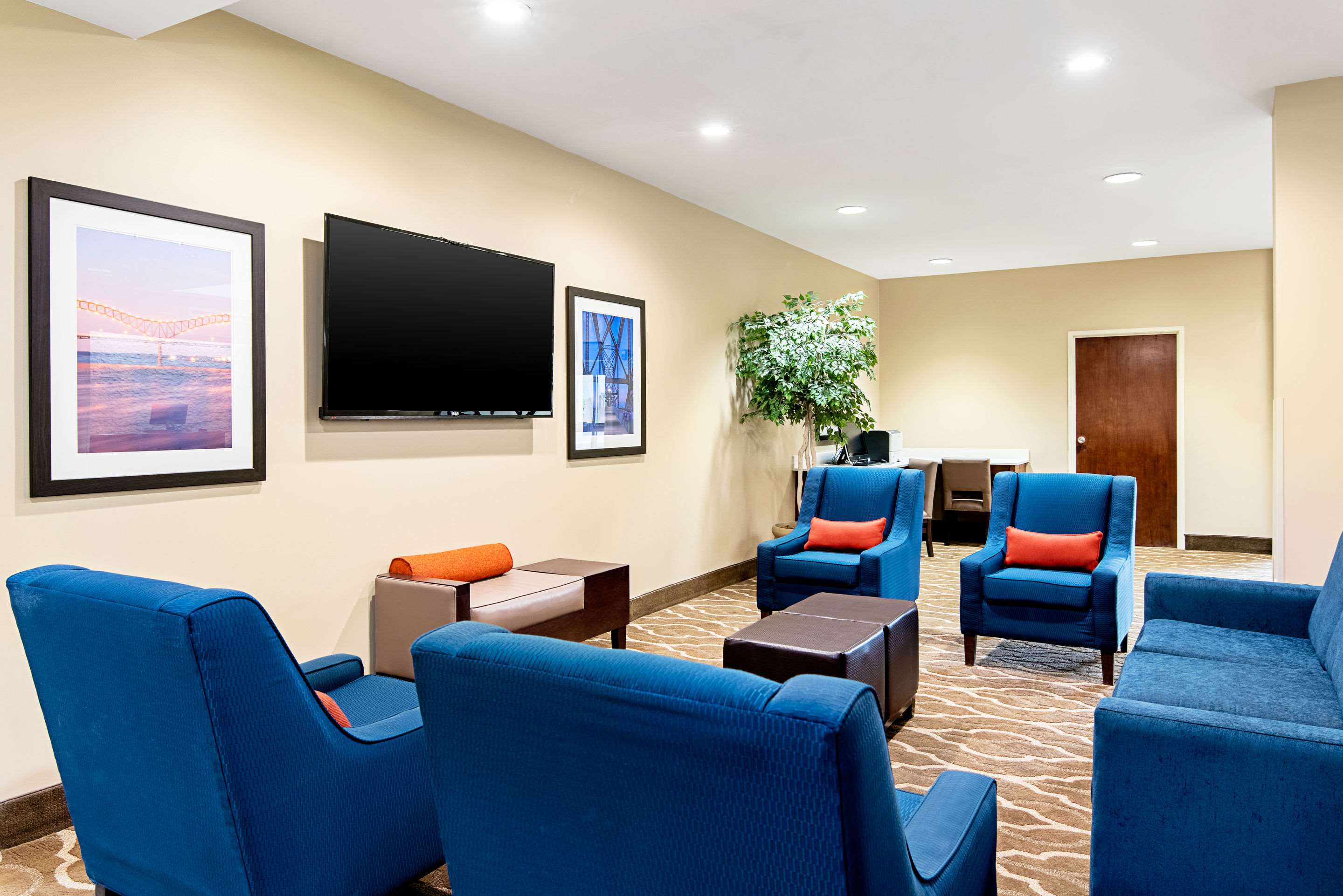 Hotel lobby | Comfort Inn & Suites Pine Bluff