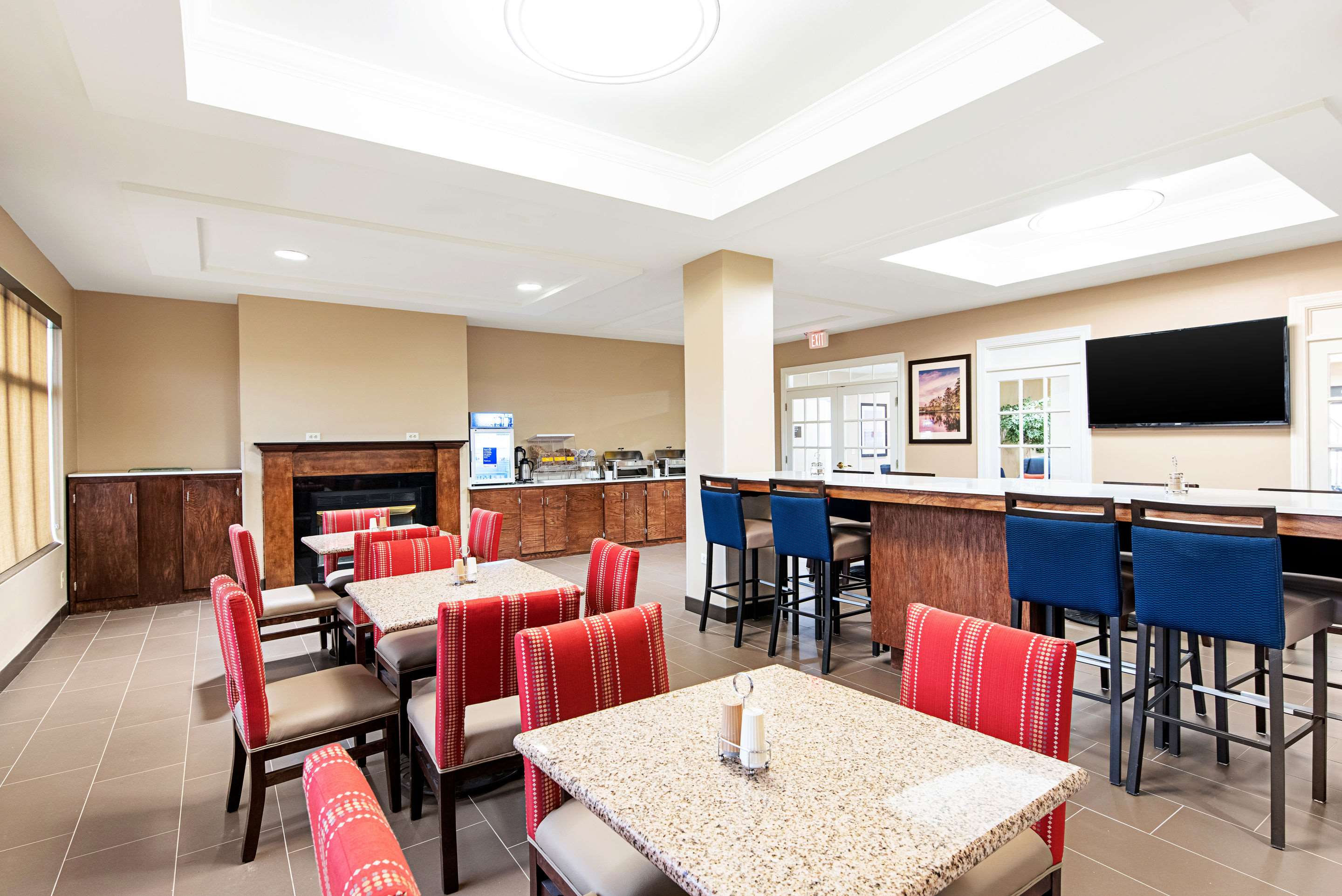 Breakfast area | Comfort Inn & Suites Pine Bluff