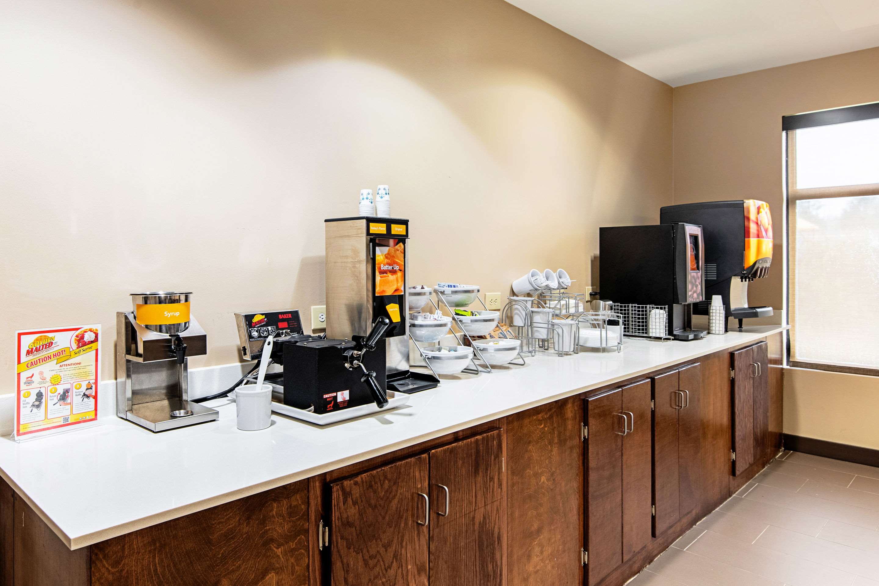 Breakfast area | Comfort Inn & Suites Pine Bluff