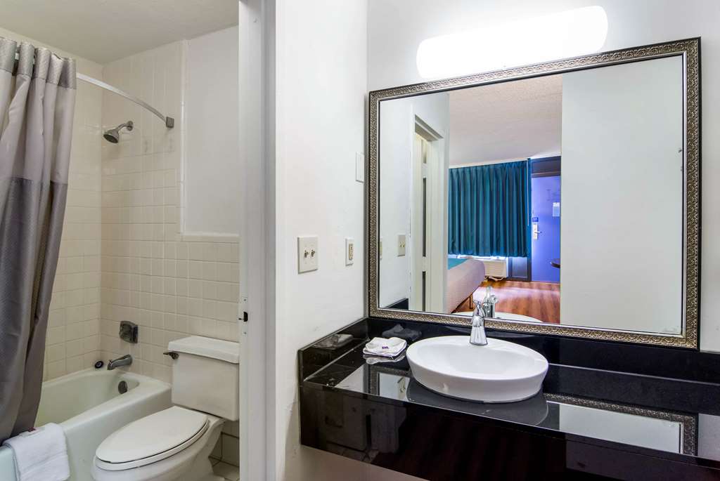 MOTEL 6 LAGRANGE-guestroom-Guest Room,Bathroom,On-Site.jpg