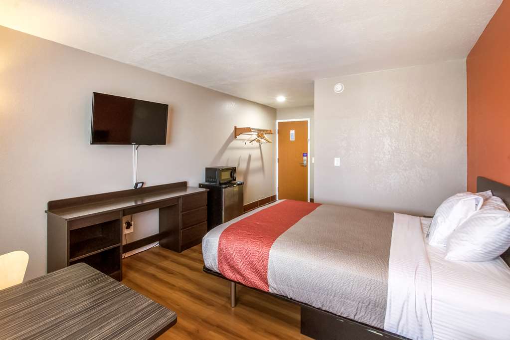 MOTEL 6 ROSSFORD OH-guestroom-Guest Room,Bedding,Guest Room Amenity,Mini-Refrigerator,TV and multimedia,Sitting area,On-Site,Furnishings,Deluxe Room,Single Room.jpg
