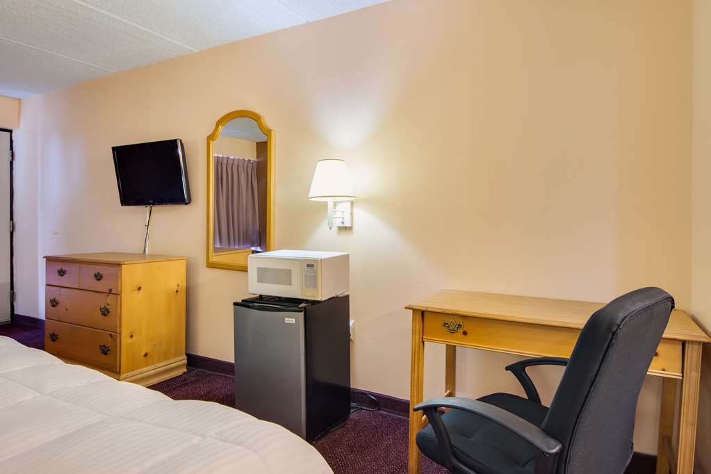 MOTEL 6 MACON  GA-guestroom-Guest Room,Bedding,King bed,Guest Room Amenity,Mini-Refrigerator,TV and multimedia,Sitting area,On-Site,Furnishings,Single Room,Standard Room.jpg