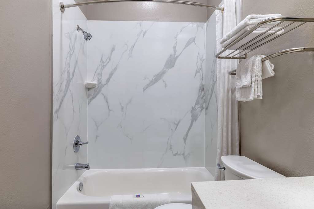 MOTEL 6 BRENHAM, TX-guestroom-Guest Room,Bathroom,On-Site.jpg
