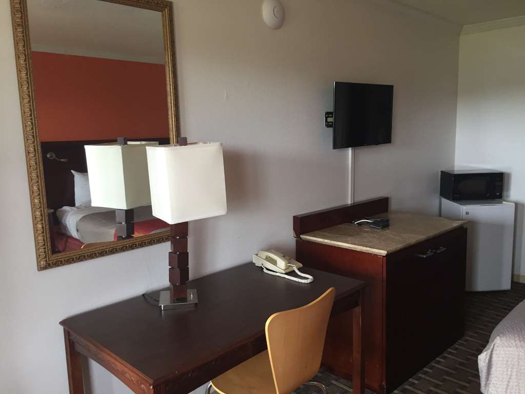 MOTEL 6 DAYTON, OH-guestroom-Guest Room,Guest Room Amenity,TV and multimedia,On-Site,Cluster Seating,Telephone.jpg