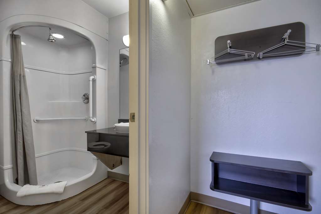 MOTEL 6 FARMINGTON-guestroom-Guest Room,Bathroom,On-Site.jpg
