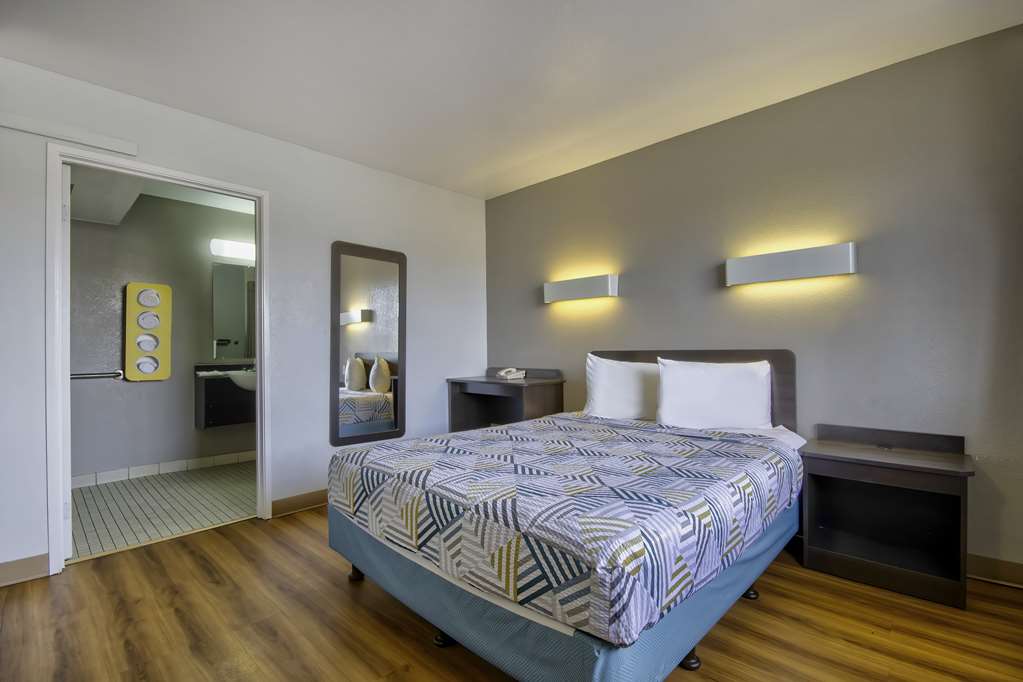 MOTEL 6 FARMINGTON-guestroom-Guest Room,On-Site.jpg