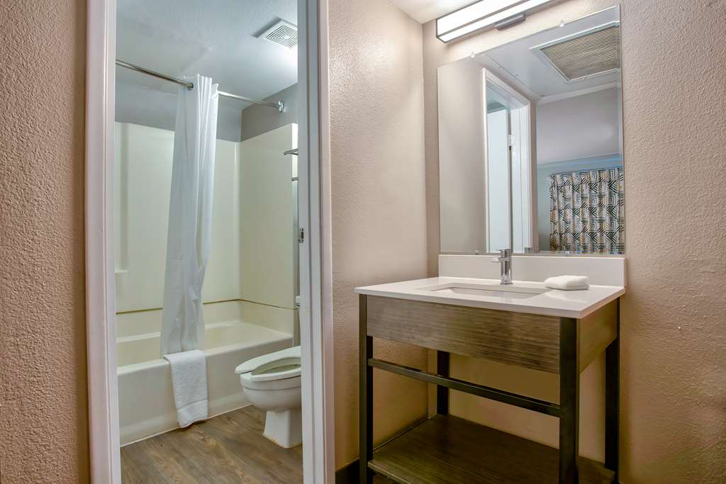 KINGMAN, AZ  ROUTE 66 EAST-guestroom-Guest Room,Bathroom,On-Site.jpg
