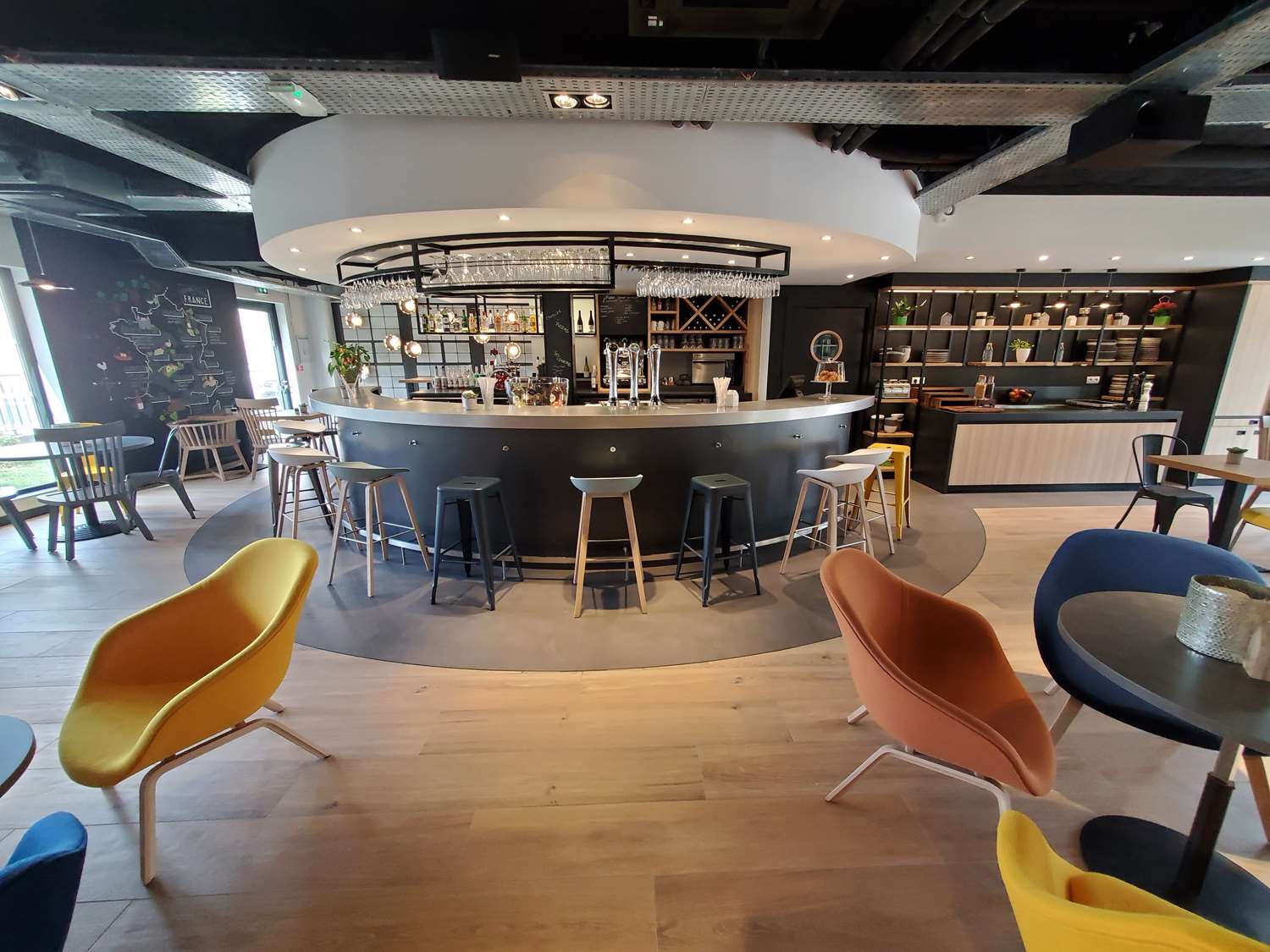 HOTEL CAMPANILE FONTAINEBLEAU - Bar/Lounge