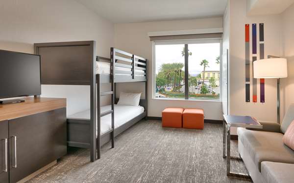  - Hampton Inn & Suites Resort Convention Center Anaheim - I-5, Exit 109