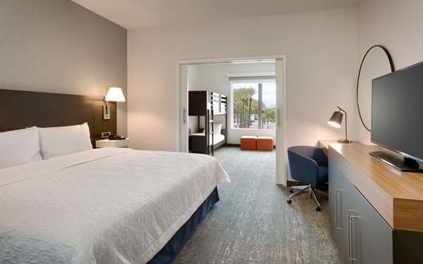  - Hampton Inn & Suites Resort Convention Center Anaheim - I-5, Exit 109