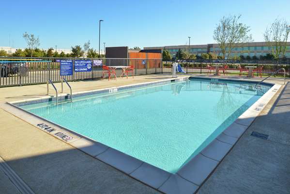 Pool - Tru by Hilton Hotel Coppell