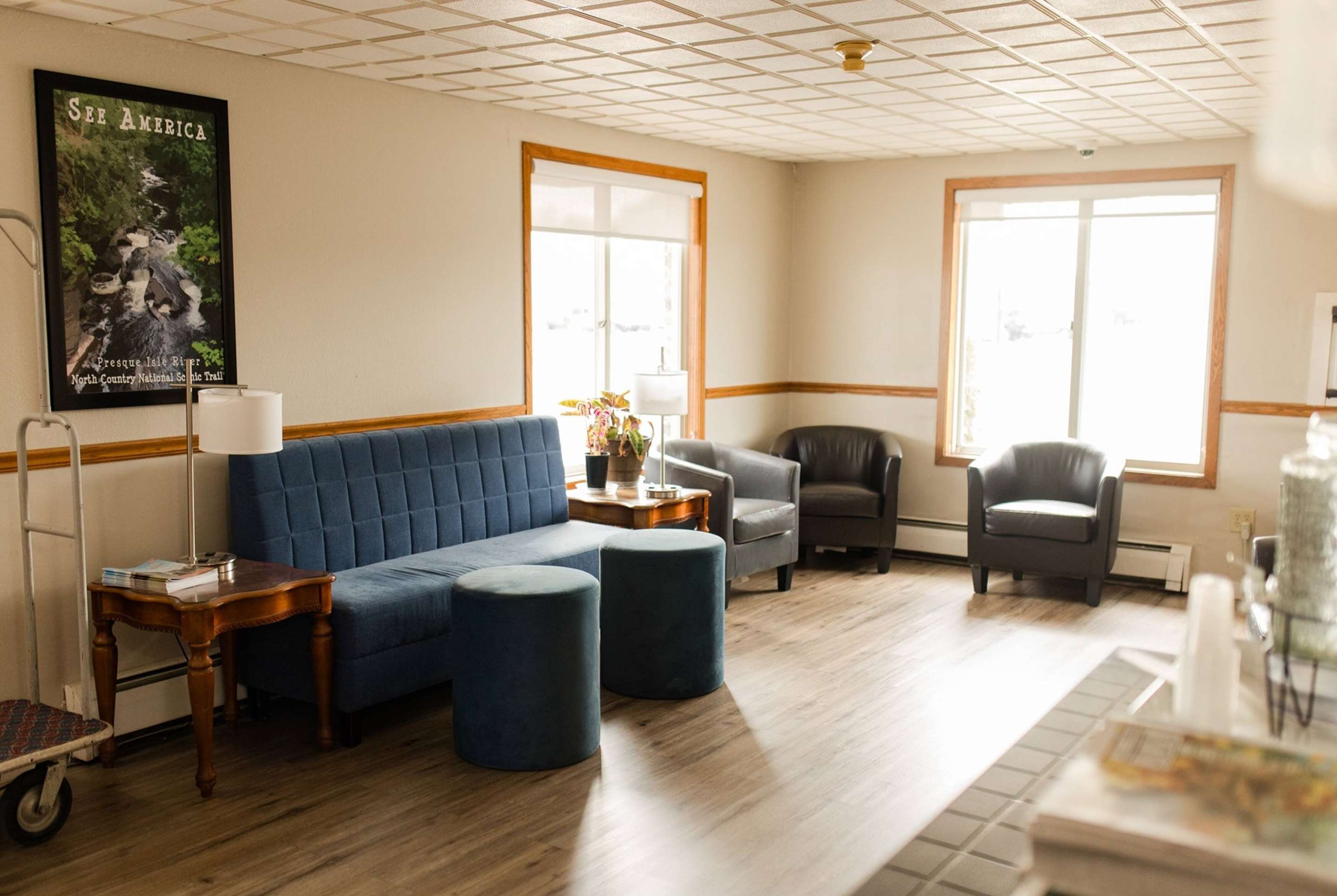 Lobby | Travelodge by Wyndham Escanaba