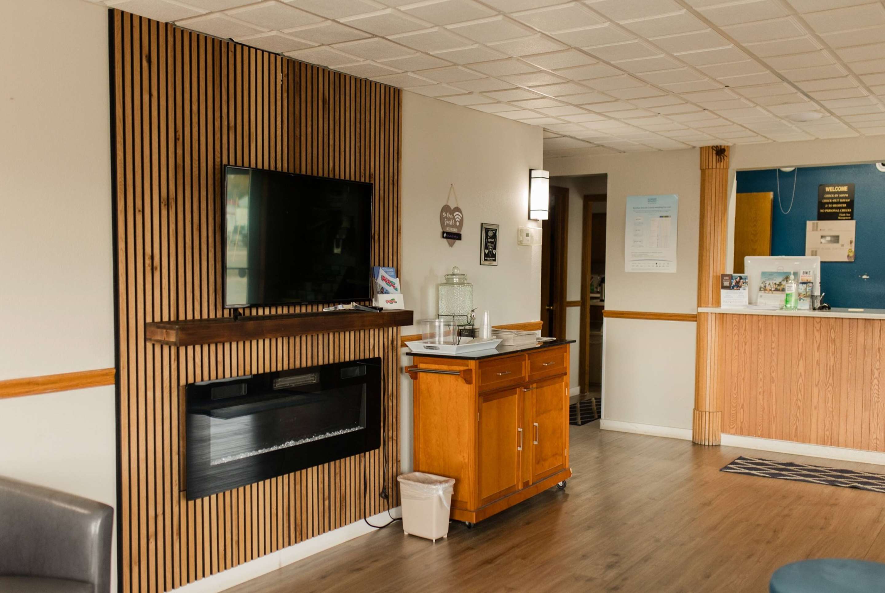 Lobby | Travelodge by Wyndham Escanaba