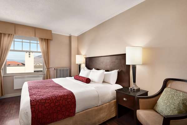 Suite - Plaza Hotel Kamloops