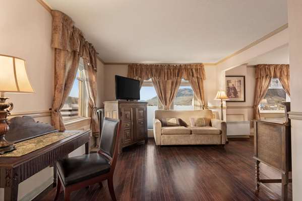 Suite - Plaza Hotel Kamloops
