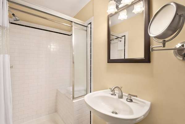 Suite - Plaza Hotel Kamloops