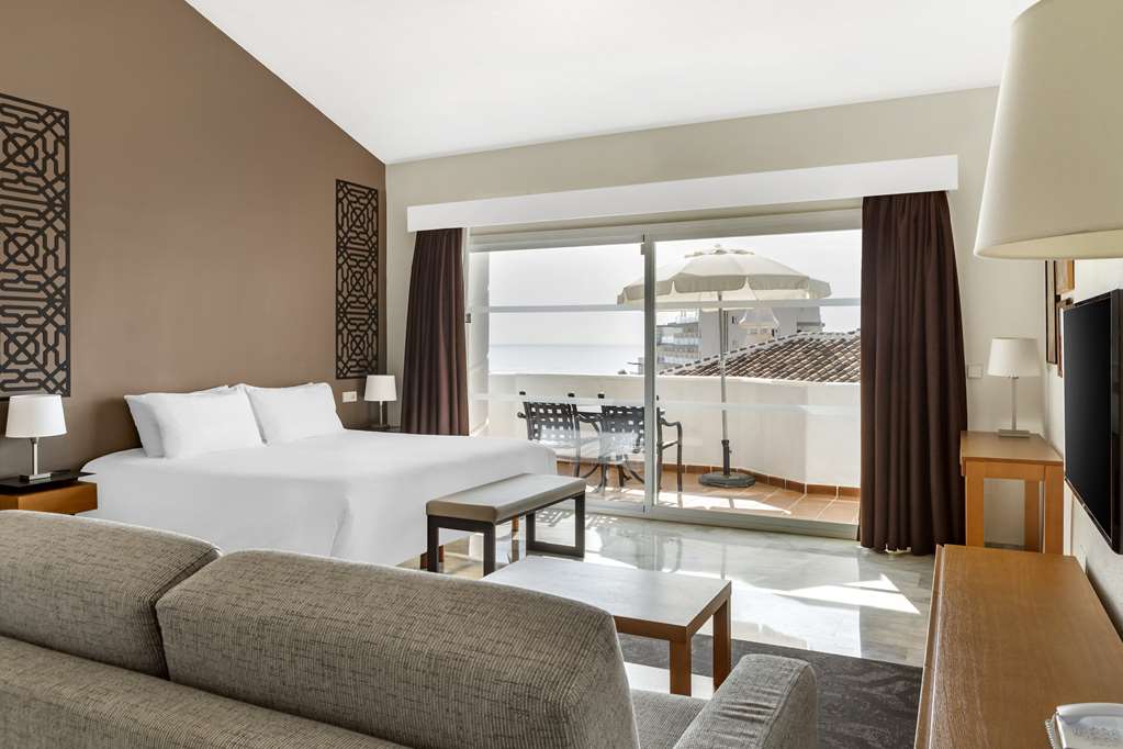 SAHARA SUNSET BY DIAMOND RESORTS-guestroom-Guest Room,On-Site.jpg