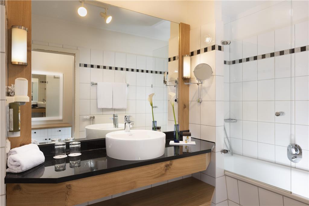 PRECISE RESORT MARINA WOLFSBRUCH-guestroom-Guest Room,Bathroom,On-Site.jpg