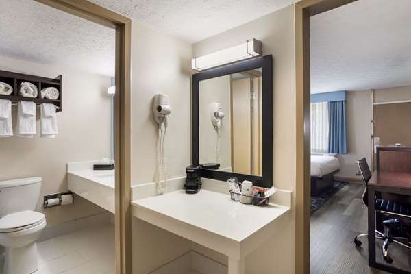  - SureStay Hotel by Best Western General Nelson Bardstown