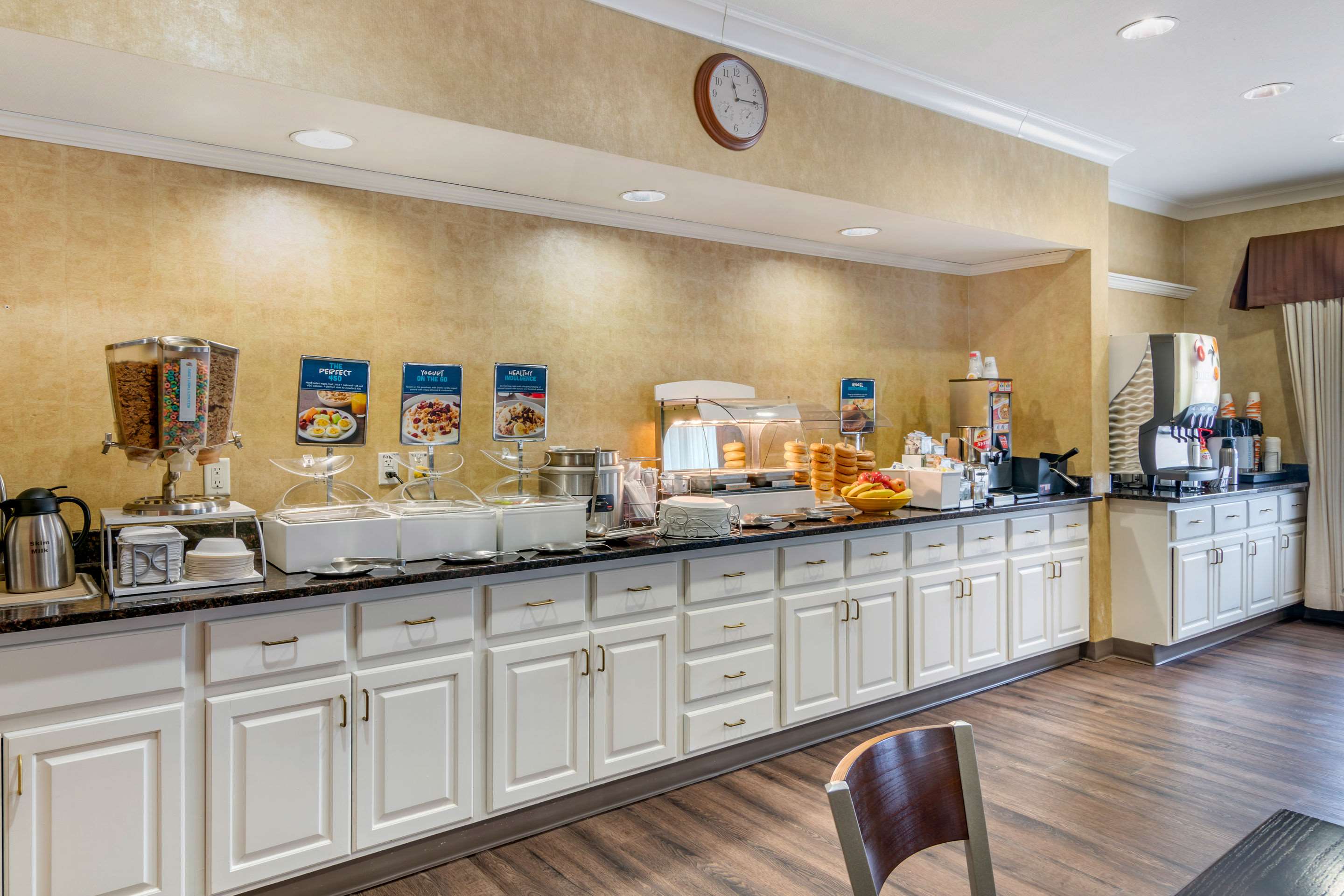Breakfast counter | Clarion Pointe Medford