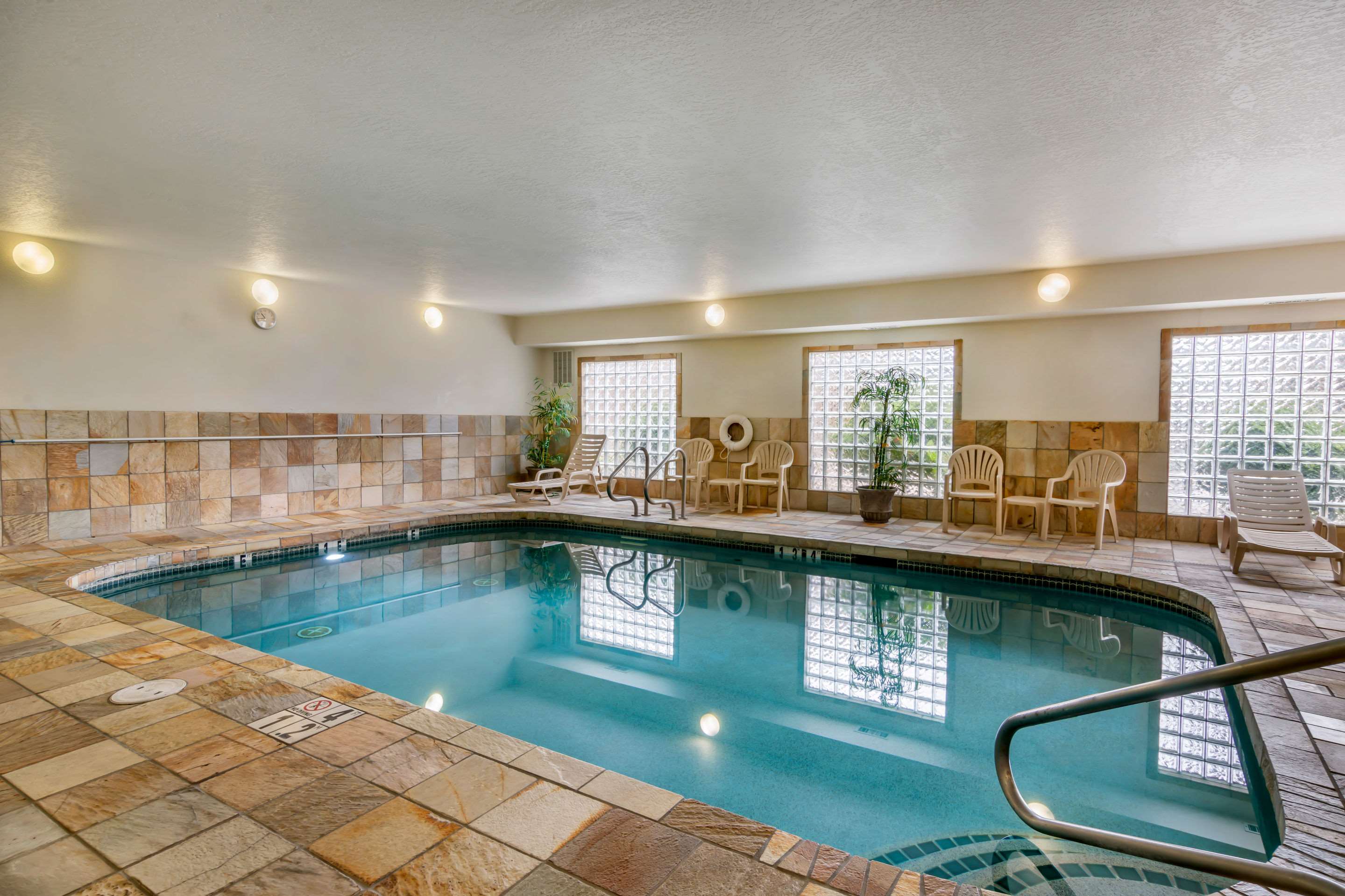 Indoor pool | Clarion Pointe Medford