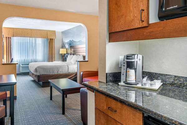 Suite - Clarion Pointe Hotel Medford - I-5, Exit 27