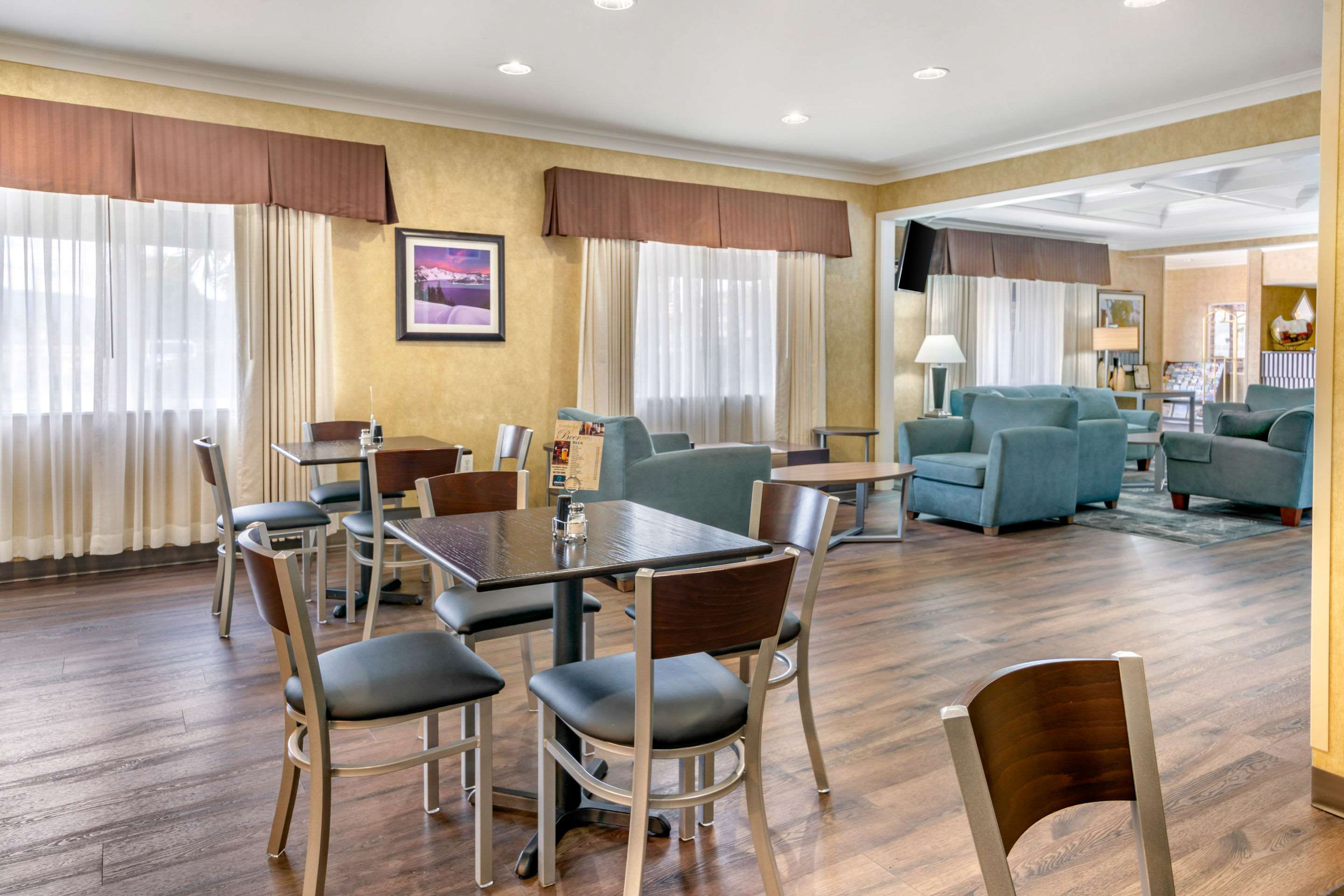 Breakfast area | Clarion Pointe Medford