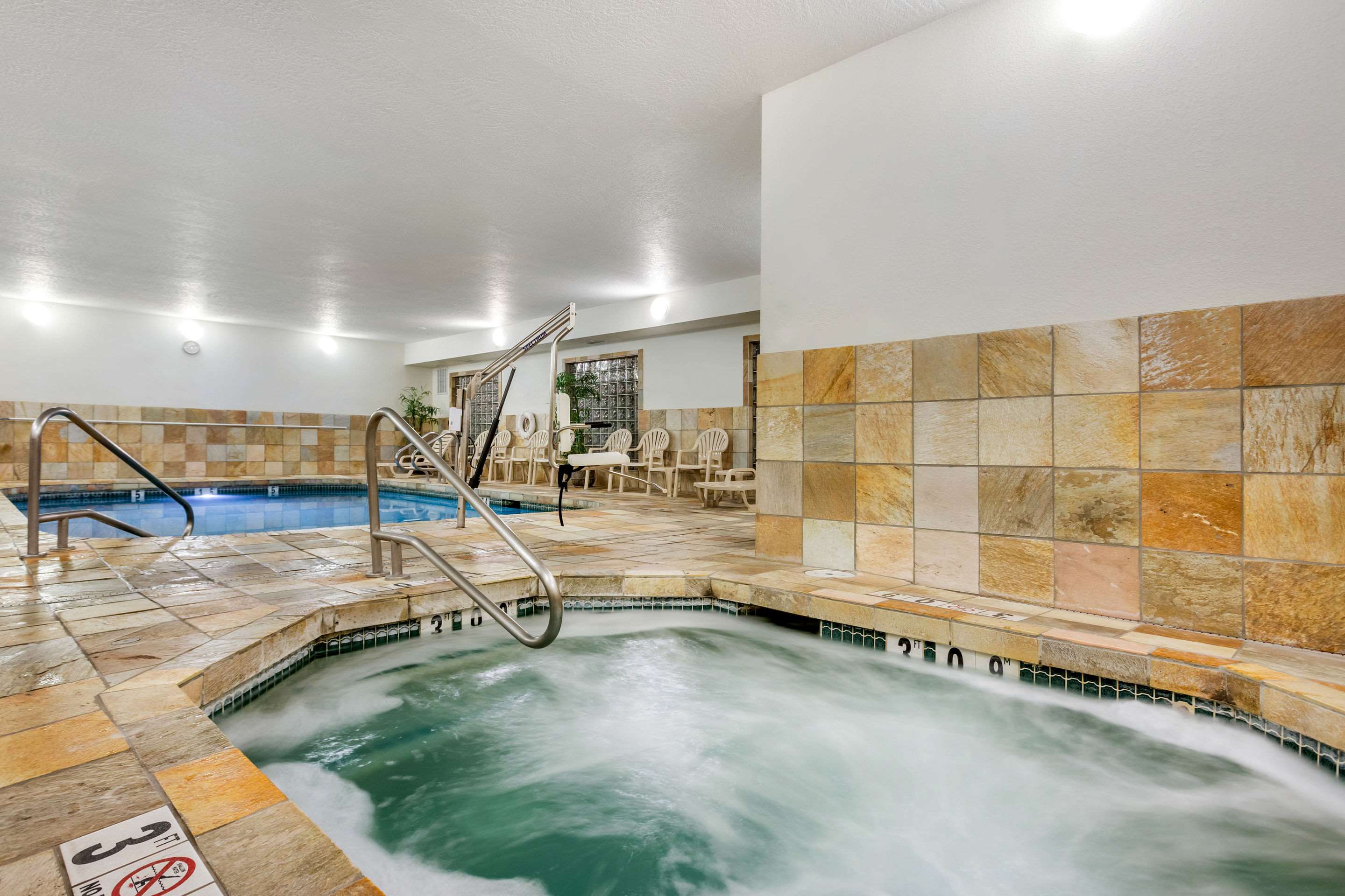 Indoor hot tub | Clarion Pointe Medford