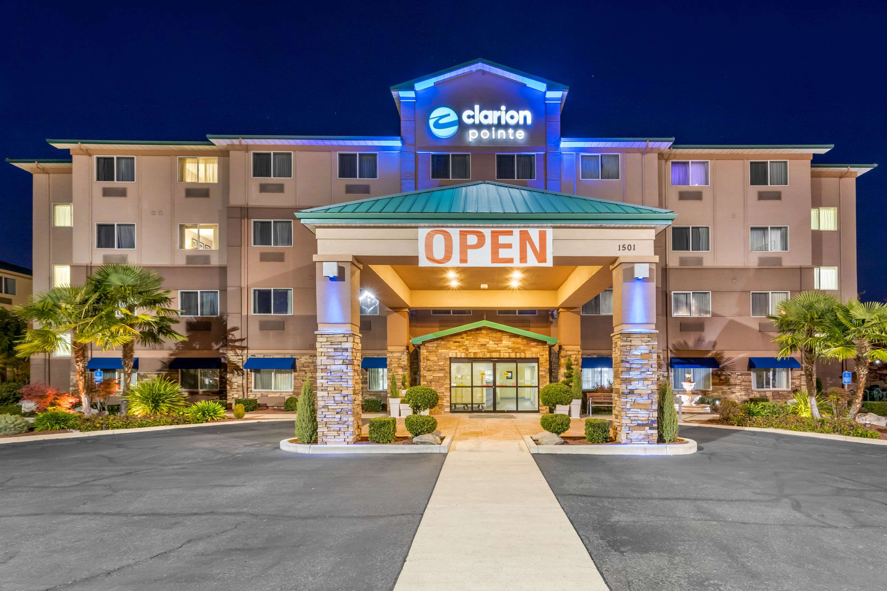 Hotel at night | Clarion Pointe Medford