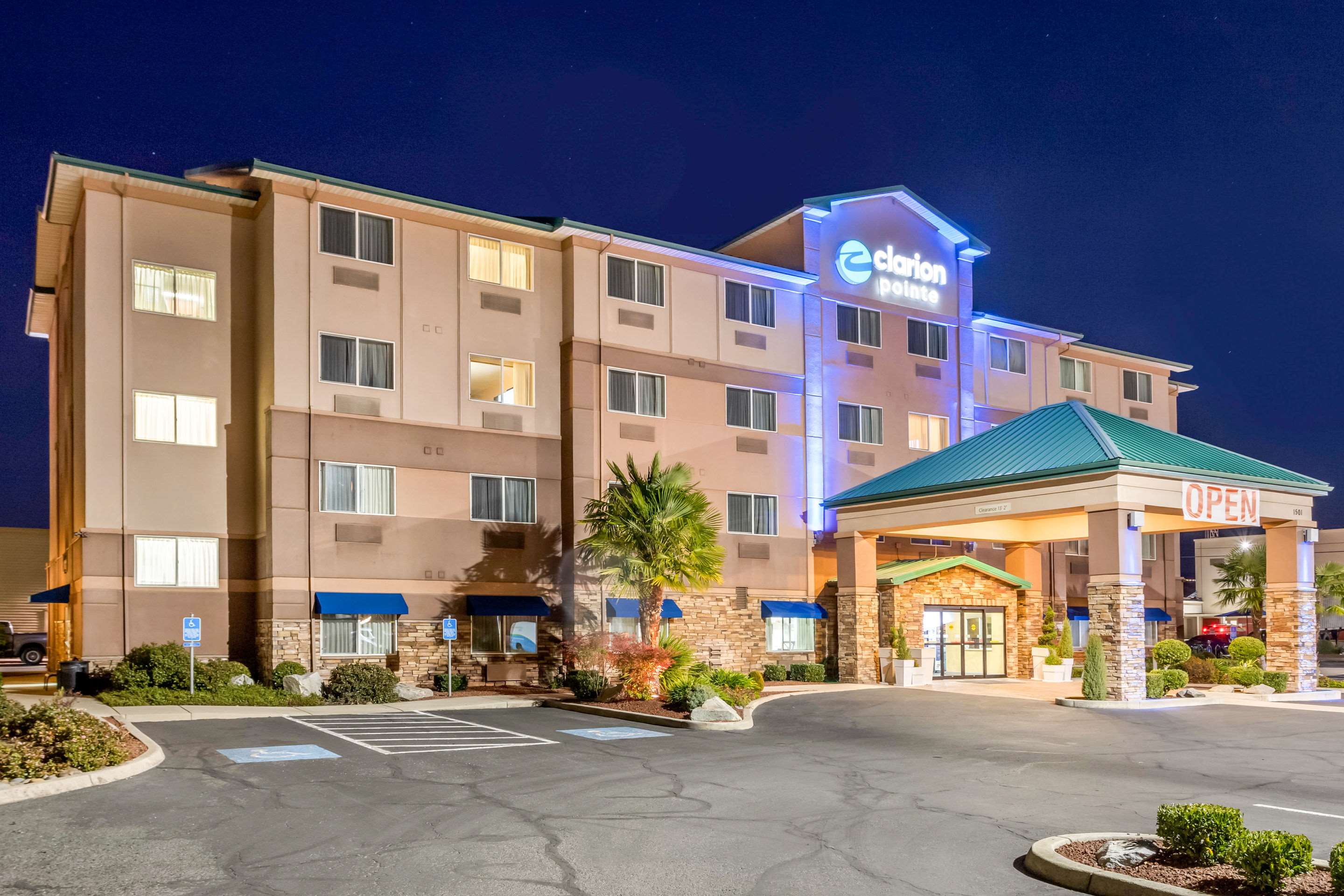 Hotel at night | Clarion Pointe Medford