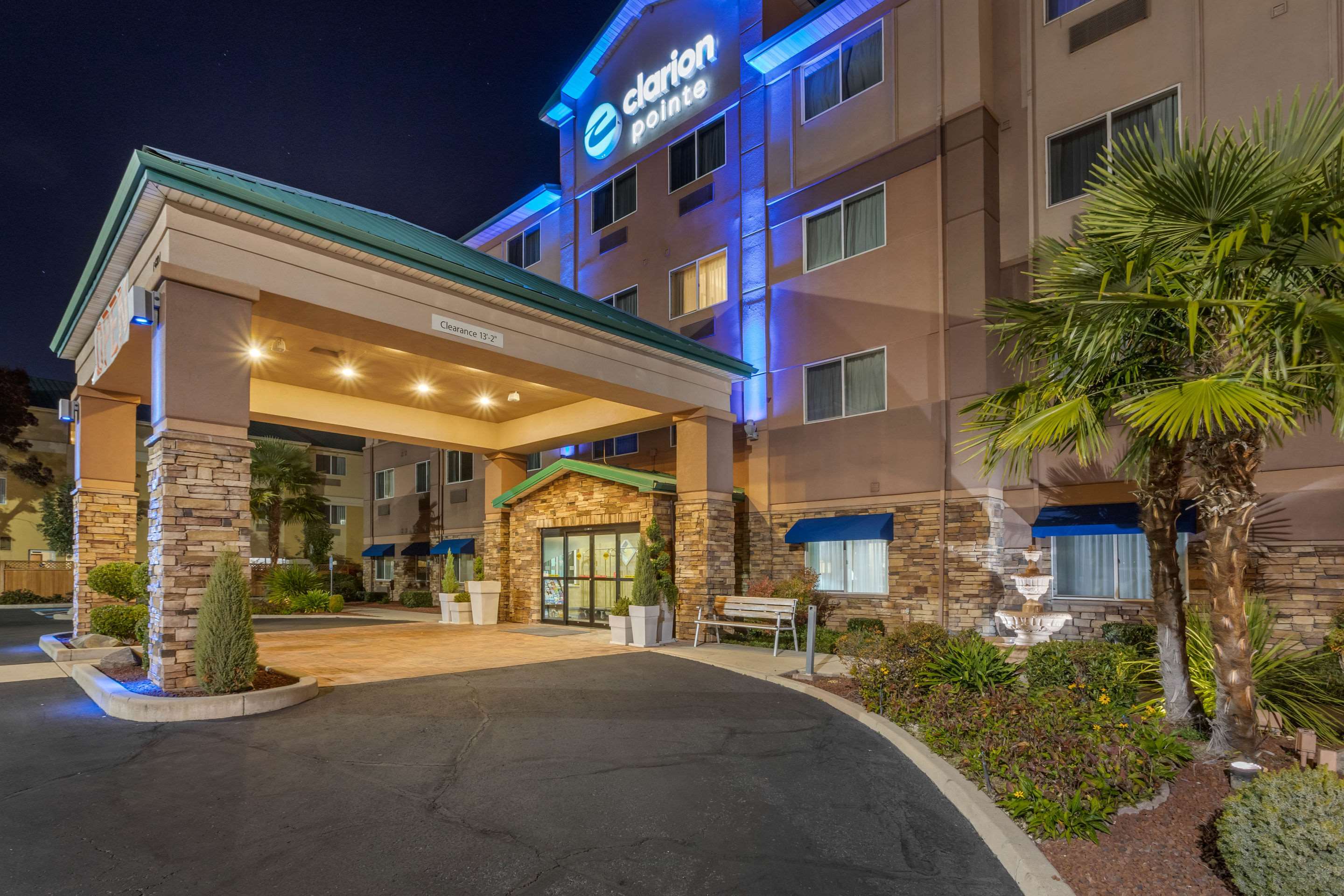Hotel at night | Clarion Pointe Medford