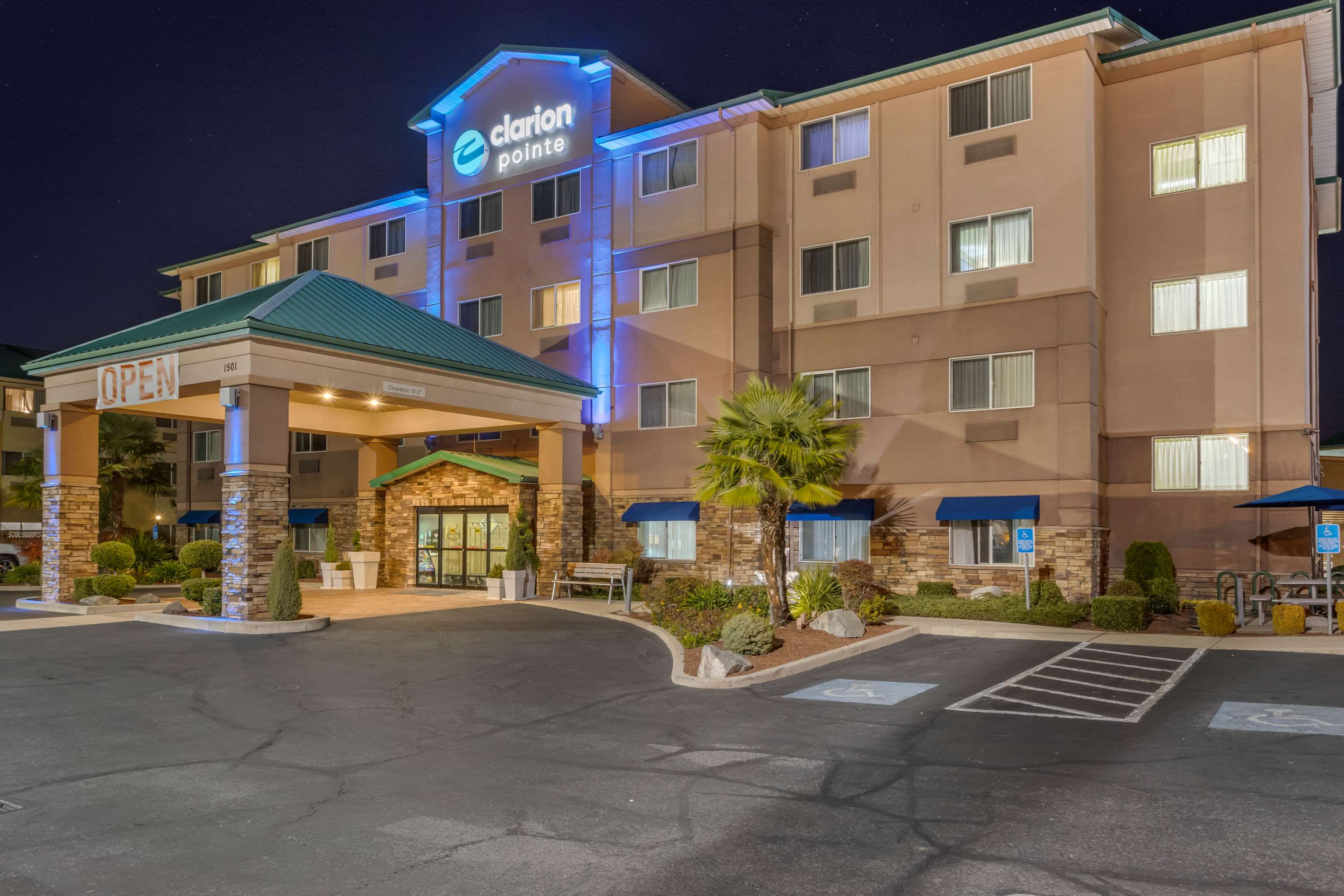 Hotel at night | Clarion Pointe Medford