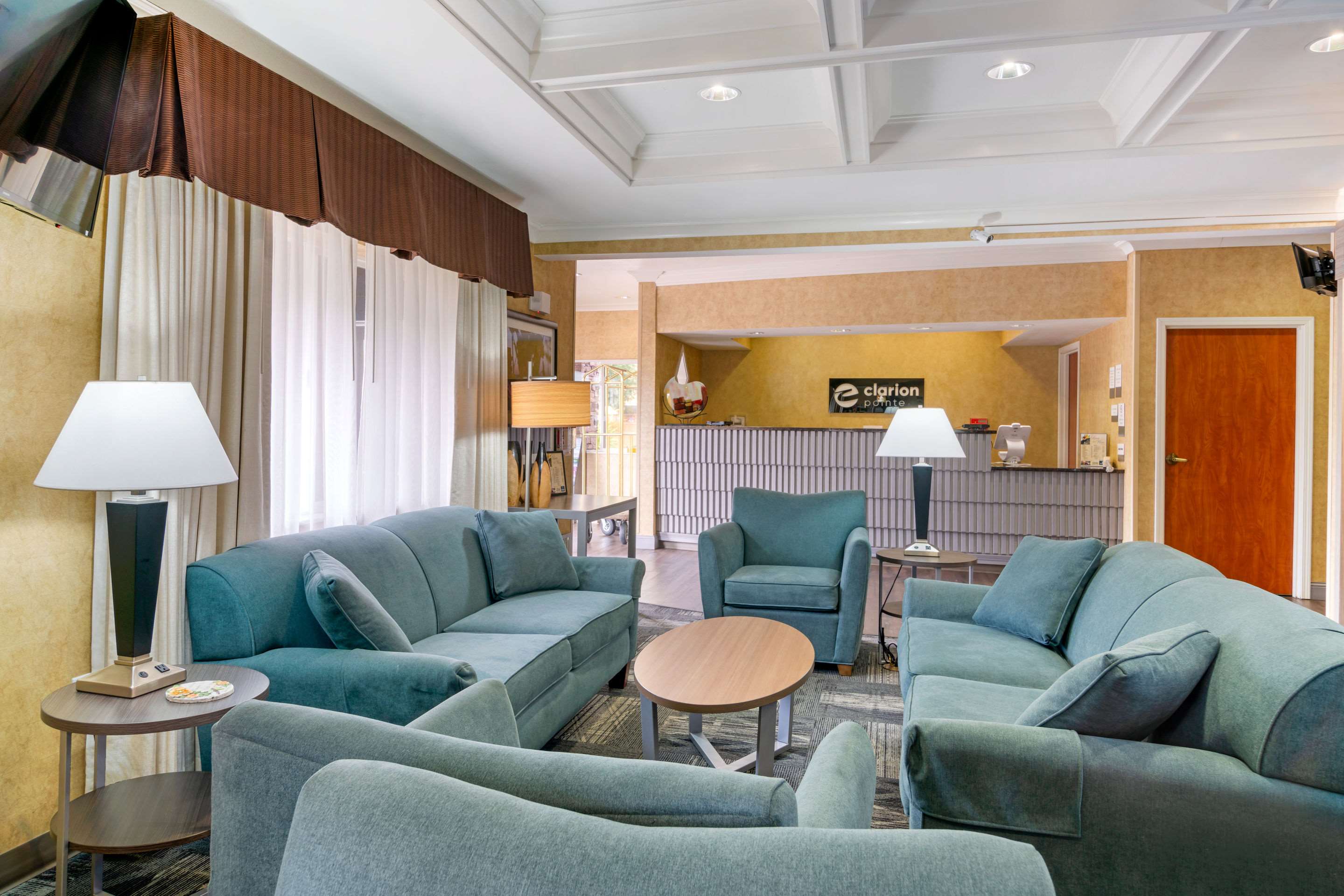 Hotel lobby | Clarion Pointe Medford