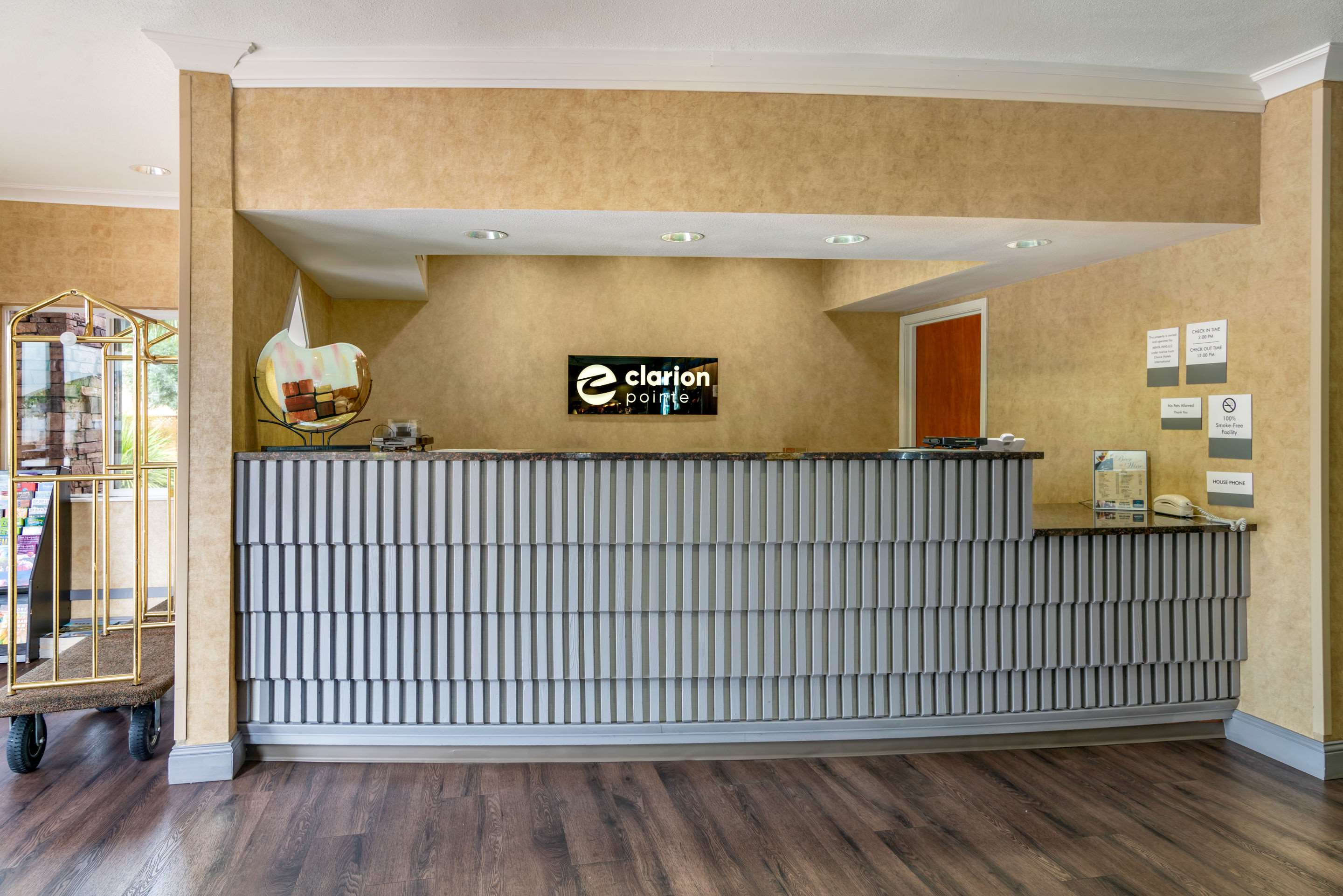 Front desk | Clarion Pointe Medford