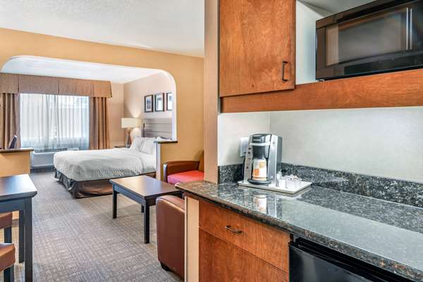 Suite - Clarion Pointe Hotel Medford - I-5, Exit 27