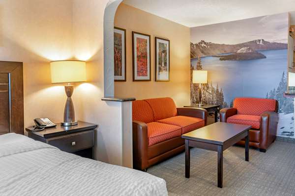Suite - Clarion Pointe Hotel Medford - I-5, Exit 27
