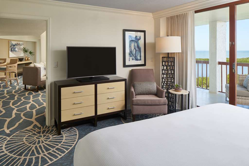 NAPLES GRANDE BEACH RESORT-guestroom-Guest Room,Bed,Suite,On-Site.jpg