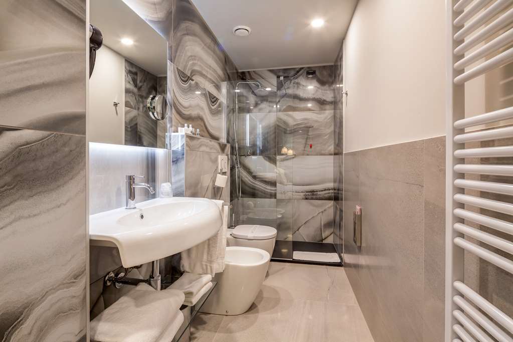 BW PLUS HOTEL ROYAL SUPERGA-guestroom-Guest Room,Bathroom,On-Site.jpg