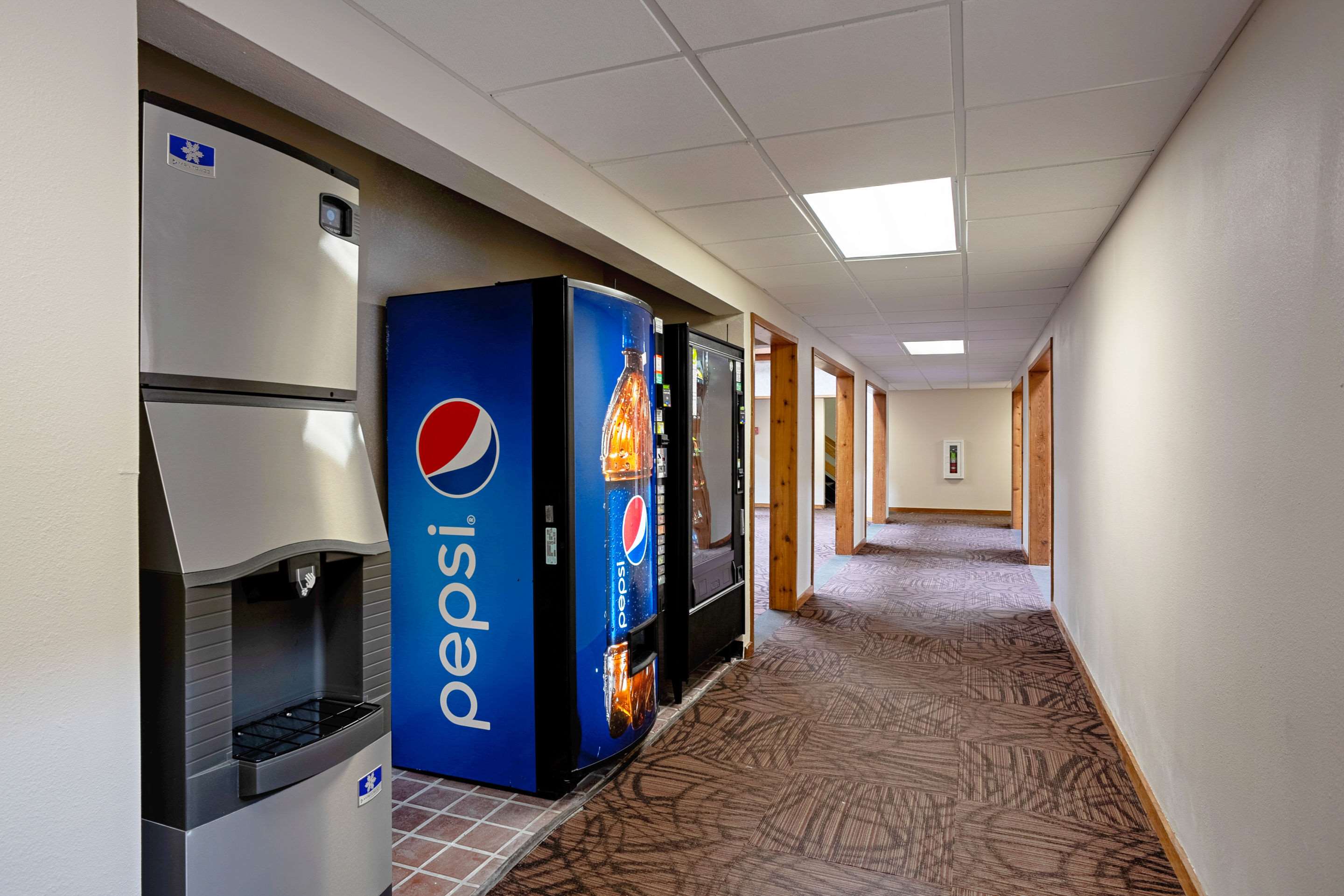 Hotel vending area | Quality Inn Frontier at US Hwy 30