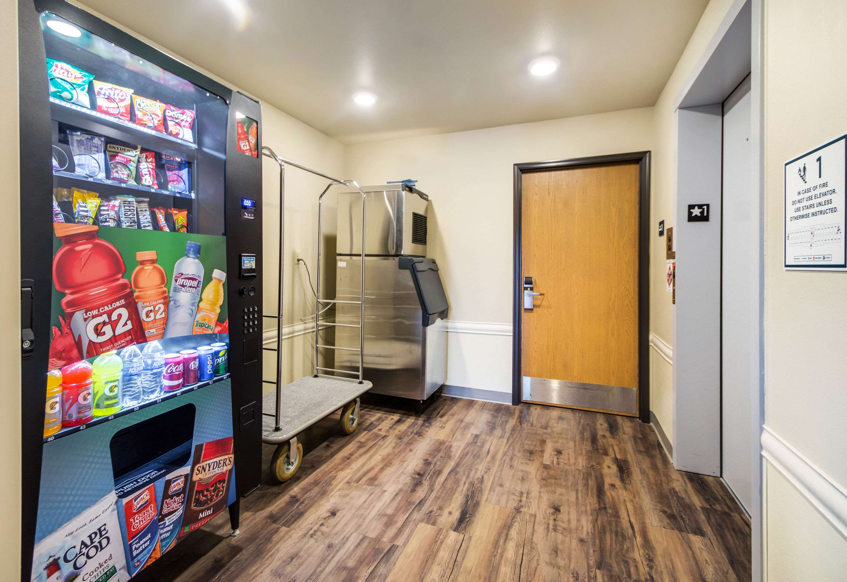 Hotel vending area | Econo Lodge