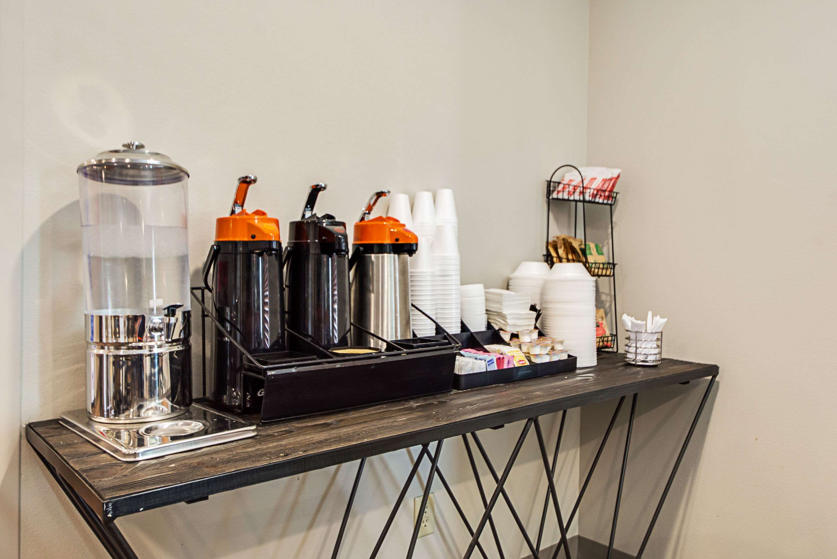Breakfast area | Econo Lodge