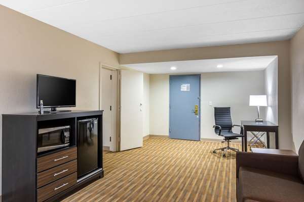 Suite - Quality Inn & Suites Ruther Glen - I-95, Exit 104