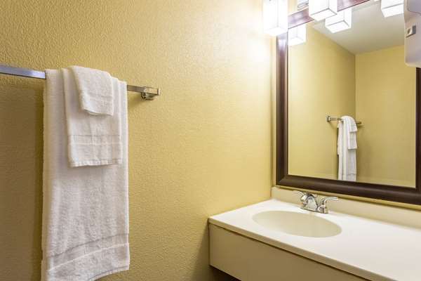  - Econo Lodge Fredonia