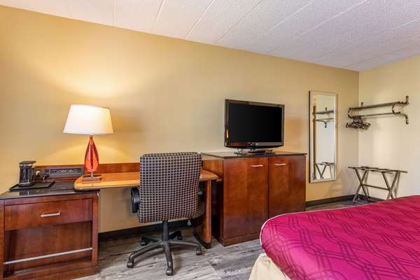  - Econo Lodge Fredonia